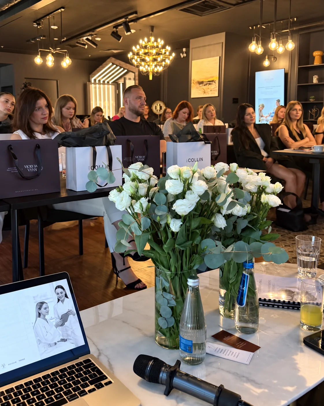 Akademia Biznesu workshop — the trainer and participants in the room